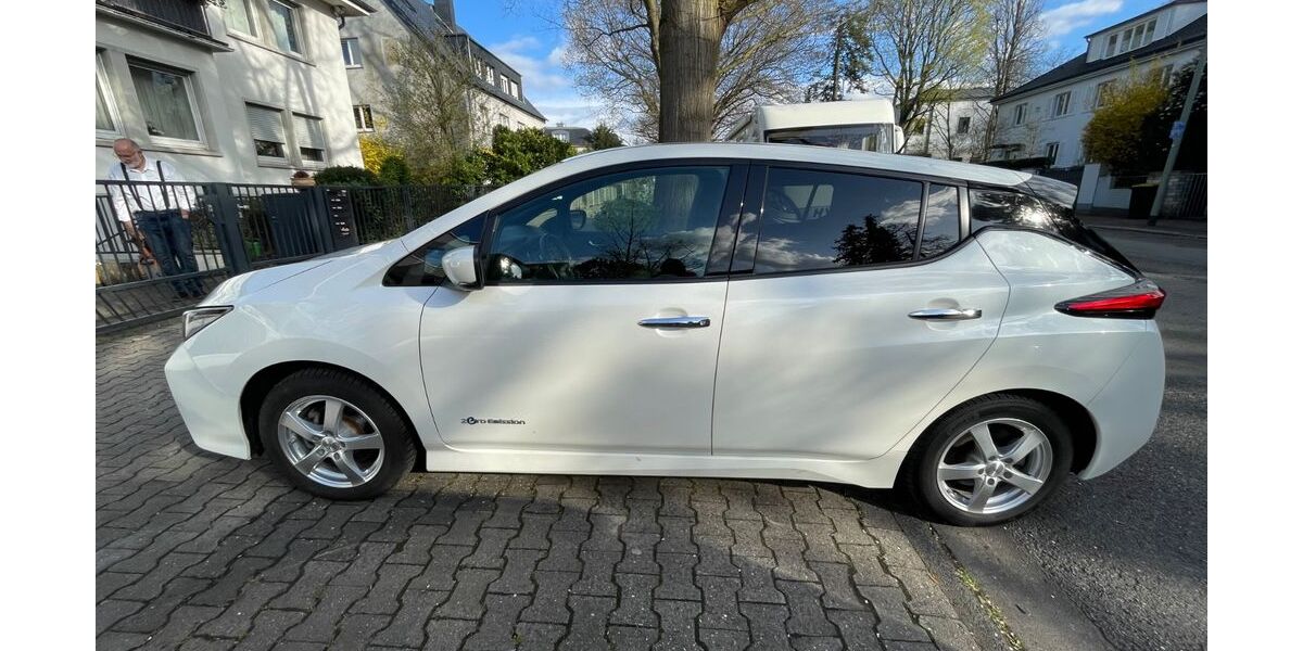 Nissan Leaf 54.502 km 15.900 &euro; Frankfurt am Main 60487