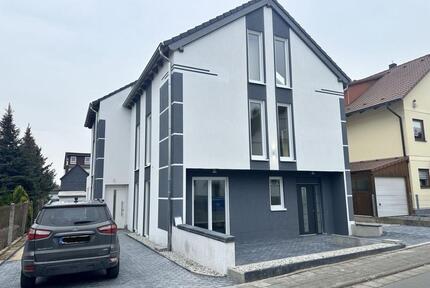 Moderne Neubauhaus mit 3 Etagen 2 Privatparkplätzen