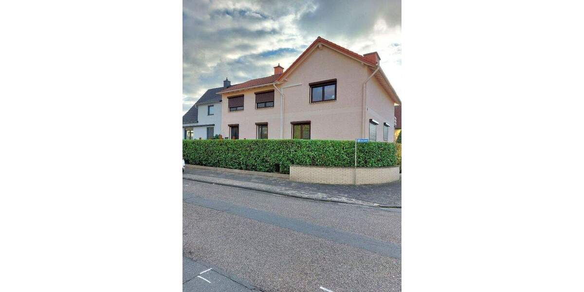 DHH auf 2 Etagen mit Vorgarten und Keller. 4 zimmer