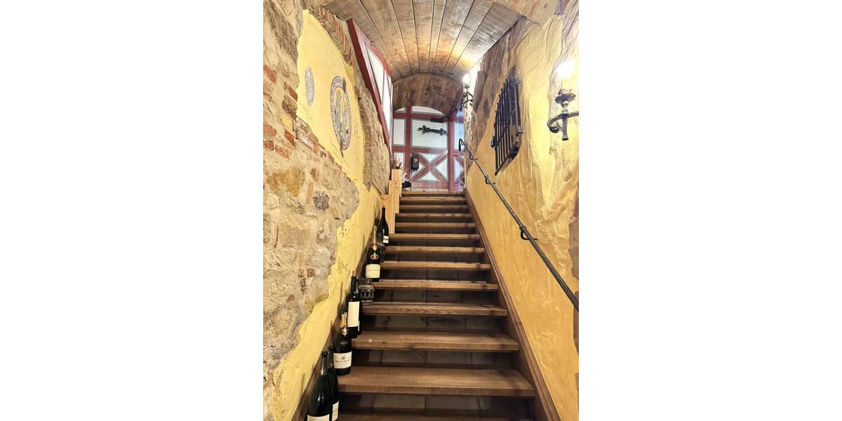 Historisches Gebäude - geschichtsträchtiger Ort: Wohn-Geschäftshaus im Schatten der Königshalle! 1 zimmer