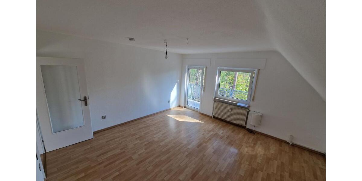 Schöne DG-Wohnung, 76m2 mit Balkon in 3 Familienhaus zu vermieten 3 zimmer