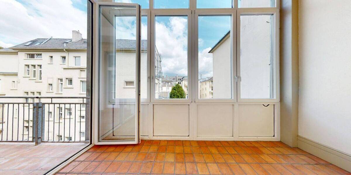 Erstbezug nach Sanierung - Charmante Altbauwohnung mit drei Zimmern, Wintergarten, Balkon und Aufzug 3 zimmer