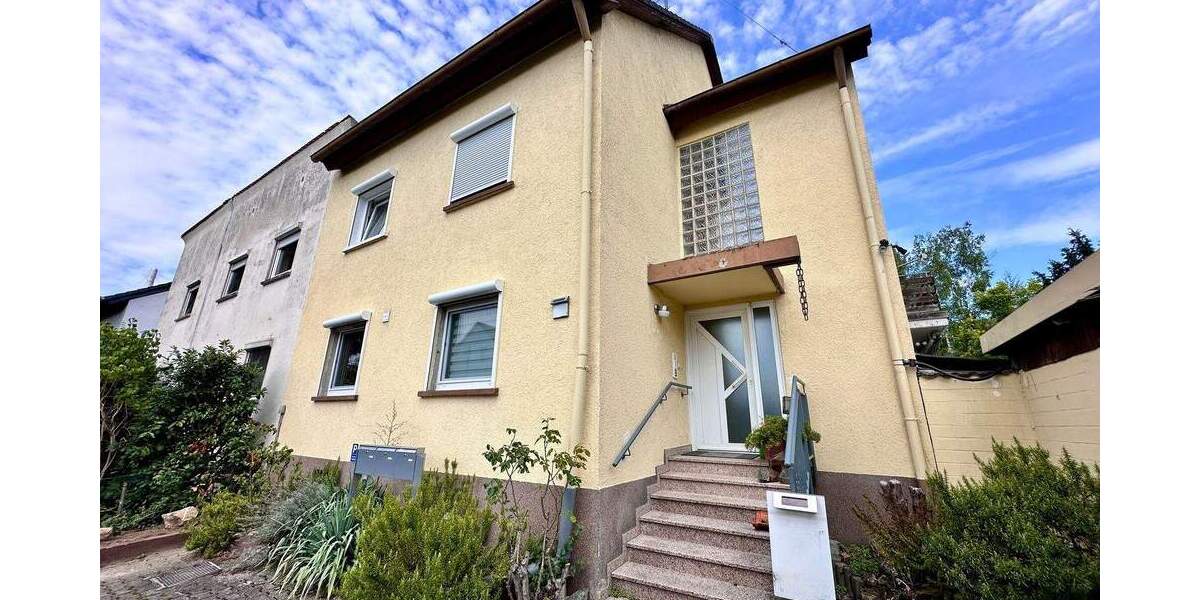 ?? Frankfurt-Goldstein: Gepflegtes 2-Familienhaus mit Garten, Garagen & Bonus zimmer