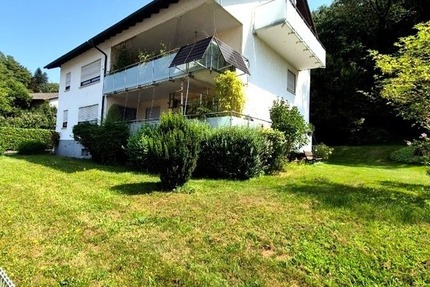 Helle 4,5 Zimmer Dachgeschosswohnung mit großem Grundstücksanteil und Carport in Südhessen 4.5 zimmer