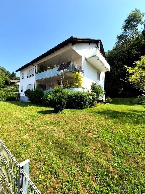 Helle 4,5 Zimmer Dachgeschosswohnung mit großem Grundstücksanteil und Carport in Südhessen 4.5 zimmer