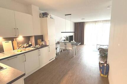 Heiligkreuzviertel: Zweizimmerwohnung mit EBK, Terrasse und Stellplatz zimmer