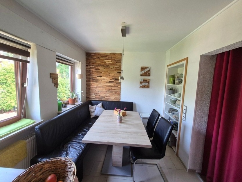 Helle 4,5 Zimmer Dachgeschoßwohnung mit großem Grundstücksanteil und Carport in Südhessen