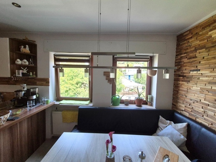 Helle 4,5 Zimmer Dachgeschoßwohnung mit großem Grundstücksanteil und Carport in Südhessen