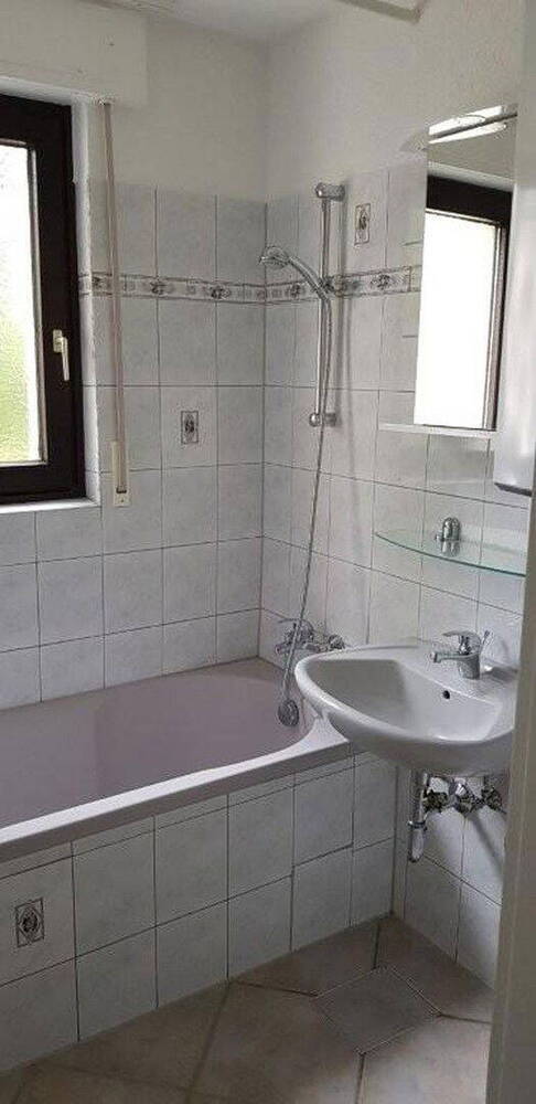 sofort Einzugsbereit, kpl. renovierte 3 Zimmerwohung im 1. OG, ohne Maklerkosten