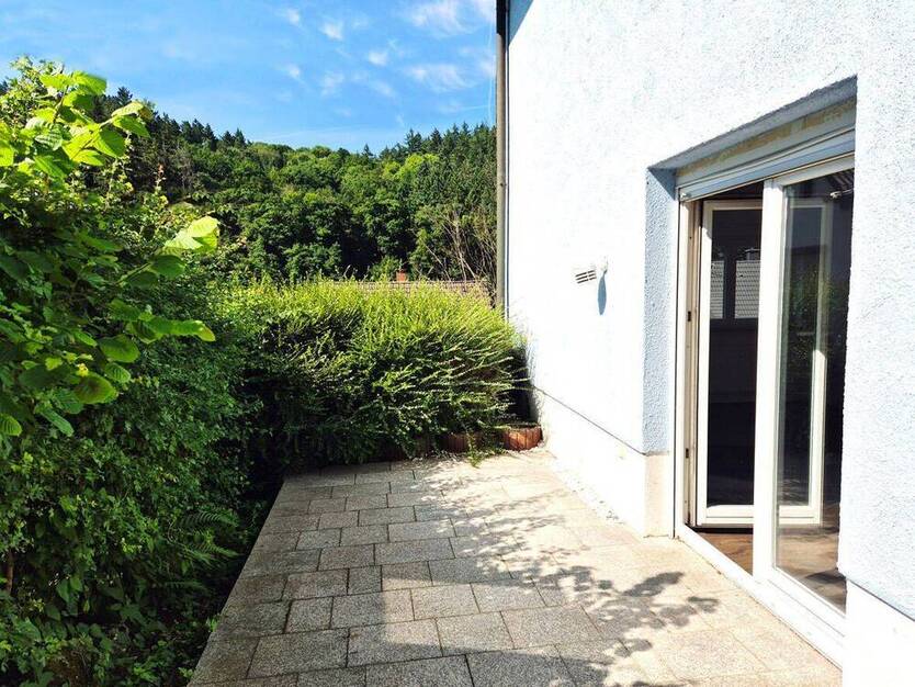 Großzügig geschnittenen, helle 2 ZKB + Terrasse + schönem Ausblick ins Grüne