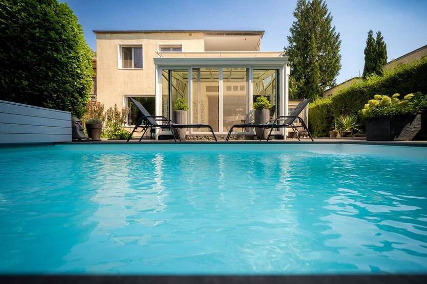 Modernisiertes Haus mit Pool & Garten in Frankfurt