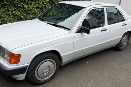 Mercedes-Benz 190 159.543 km 10.990 &euro; Frankfurt 60314
