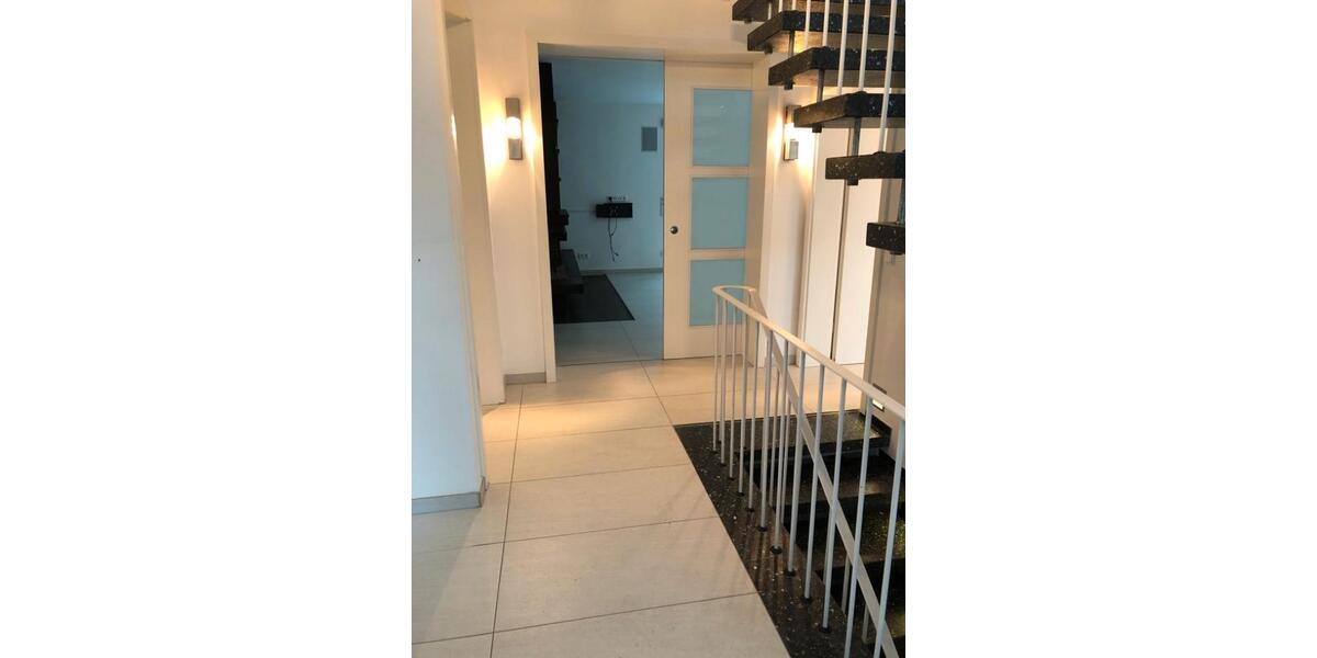 Einfamilienhaus Dreieich - 9 Zimmer, 300 m&sup2;, 4.390&euro; | Angebot:26336525