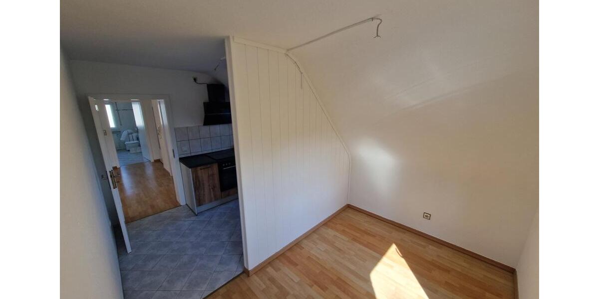 Schöne DG-Wohnung, 76m2 mit Balkon in 3 Familienhaus zu vermieten 3 zimmer