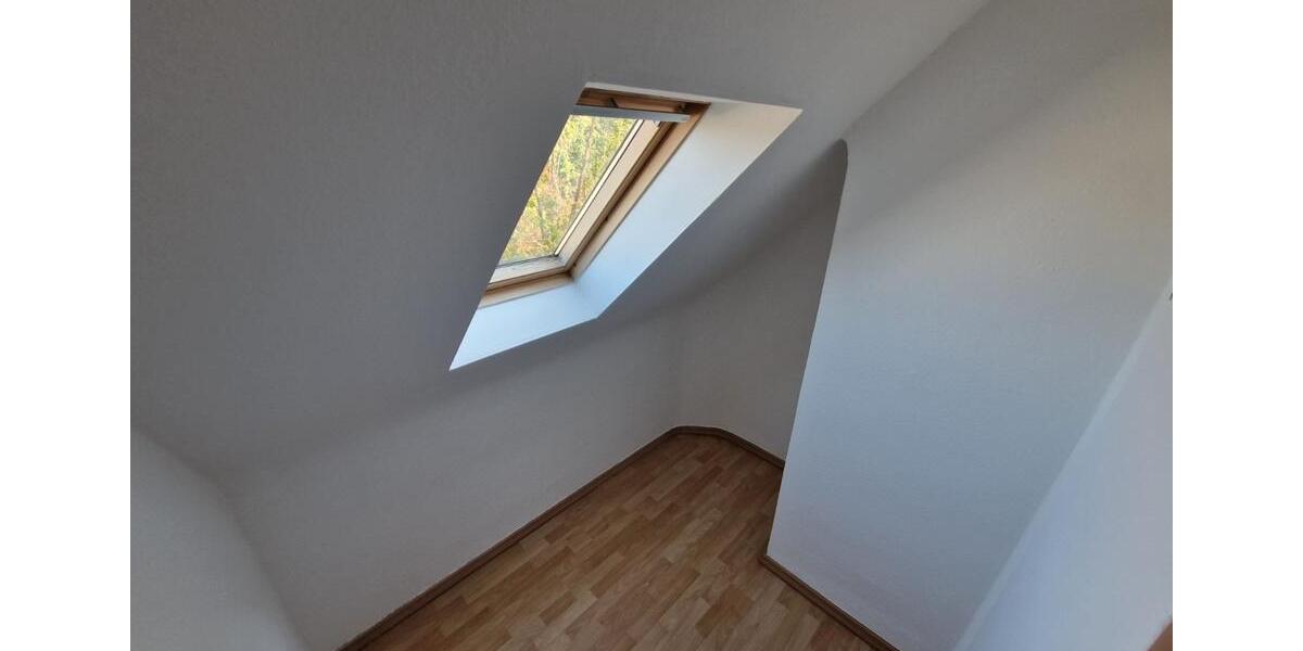 Schöne DG-Wohnung, 76m2 mit Balkon in 3 Familienhaus zu vermieten 3 zimmer