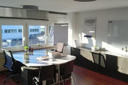 Shared Office Coworking in kleiner ruhiger Bürogemeinschaft zimmer