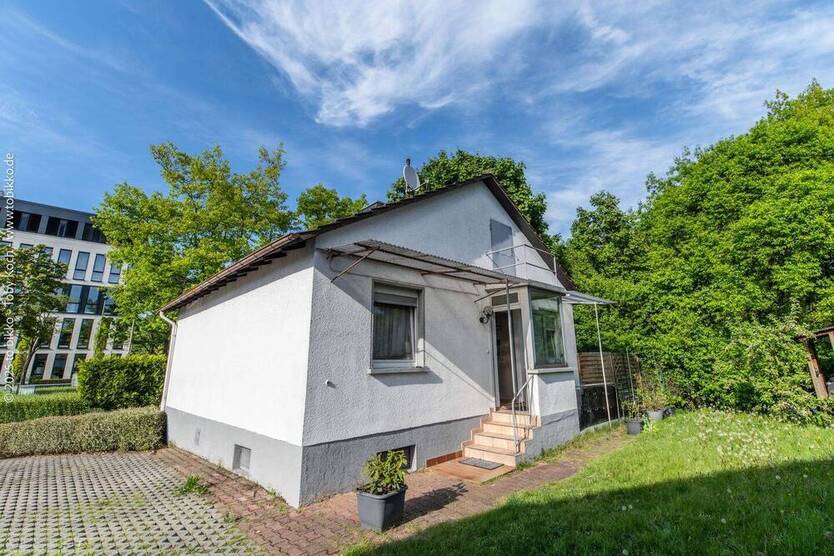 Neu-Isenburg: 1 Mehrgenerationenhaus, 2 Einfamilienhäuser und eine Bauoption mit Bauvorbescheid