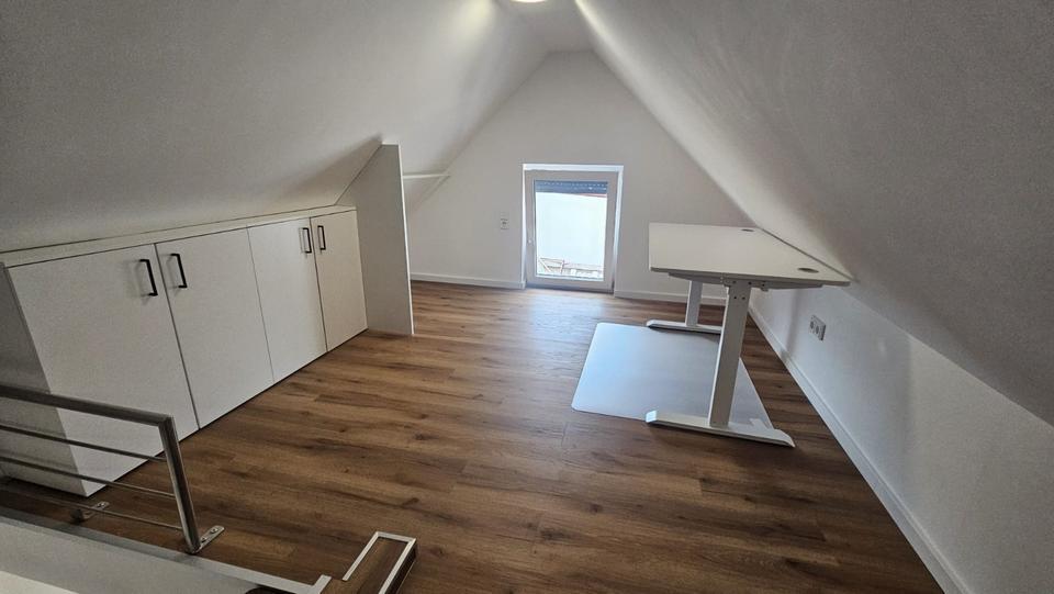 Kleines Wohnglück – Möbliertes Häuschen, Terrasse, Garageanteil