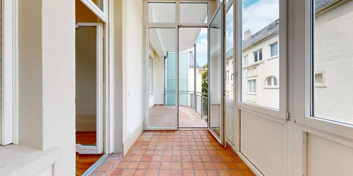 Erstbezug nach Sanierung - Charmante Altbauwohnung mit drei Zimmern, Wintergarten, Balkon und Aufzug 3 zimmer