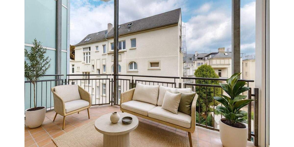 Erstbezug nach Sanierung - Charmante Altbauwohnung mit drei Zimmern, Wintergarten, Balkon und Aufzug 3 zimmer