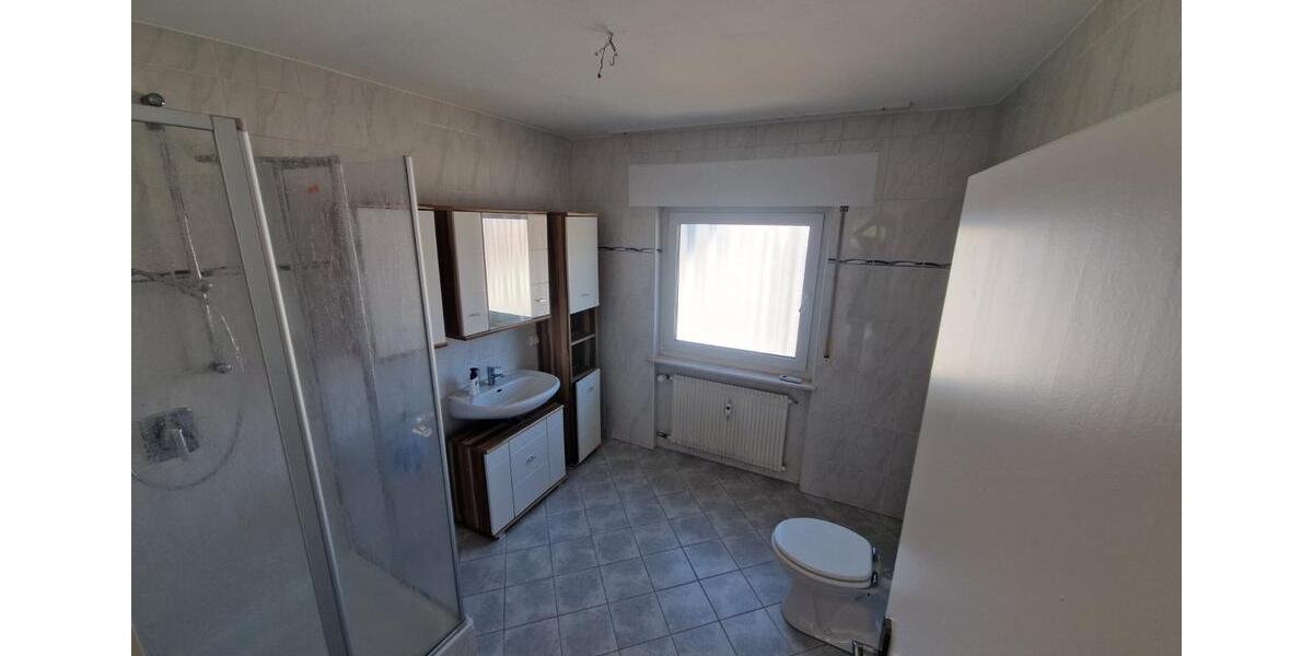 Schöne DG-Wohnung, 76m2 mit Balkon in 3 Familienhaus zu vermieten 3 zimmer