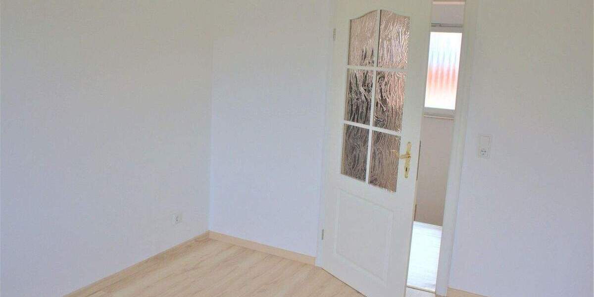 DHH auf 2 Etagen mit Vorgarten und Keller. 4 zimmer