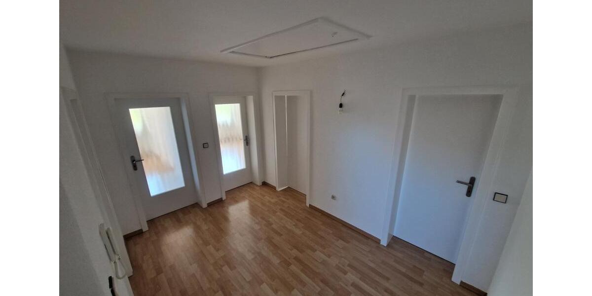 Schöne DG-Wohnung, 76m2 mit Balkon in 3 Familienhaus zu vermieten 3 zimmer