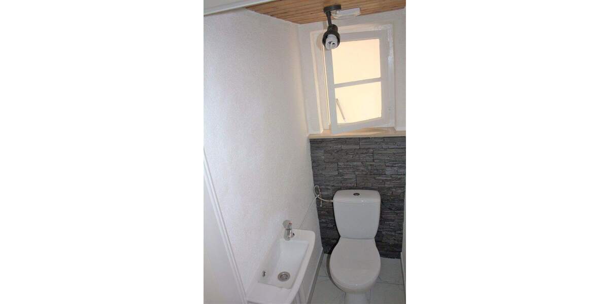 DHH auf 2 Etagen mit Vorgarten und Keller. 4 zimmer