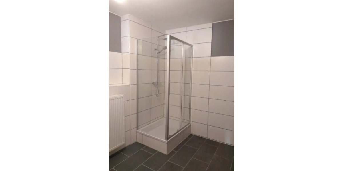 Moderne, geräumige Studio-Wohnung mit Einbauküche zimmer
