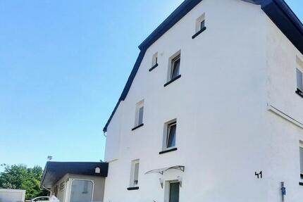 Renovierte 3 Zimmer Wohnung mit Küche und neuem Badezimmer 3 zimmer