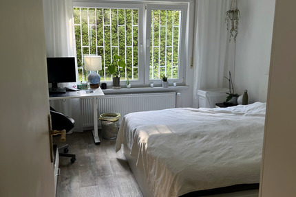 2er WG: knapp 15m^2 Zimmer, WZ, Balkon, ca. 65m^2 Wohnung