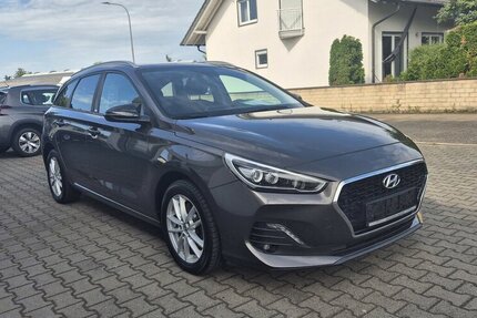 Hyundai i30 YES! Plus Navigation, Panoramadach, LED, Sport 89.202 km 12.890 &euro; Rodgau 63110