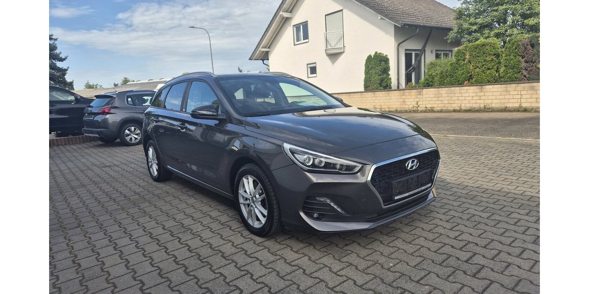 Hyundai i30 YES! Plus Navigation, Panoramadach, LED, Sport 89.202 km 12.890 &euro; Rodgau 63110