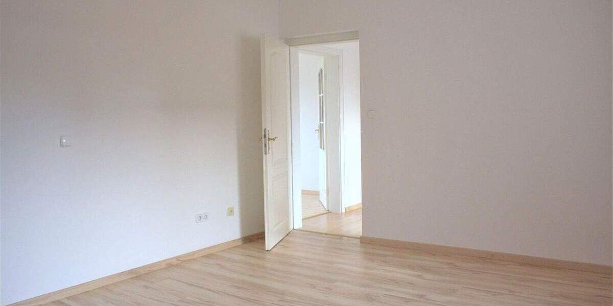 DHH auf 2 Etagen mit Vorgarten und Keller. 4 zimmer