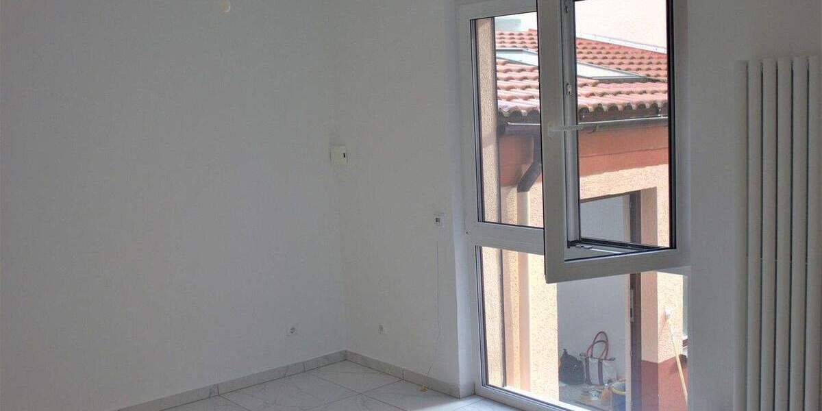 DHH auf 2 Etagen mit Vorgarten und Keller. 4 zimmer