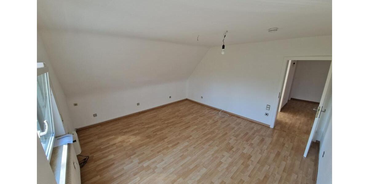 Schöne DG-Wohnung, 76m2 mit Balkon in 3 Familienhaus zu vermieten 3 zimmer