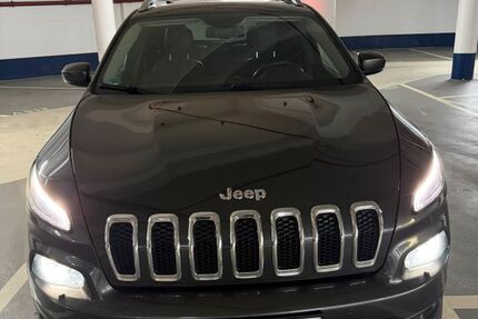 Jeep Cherokee 138.000 km 14.200 &euro; Frankfurt am Main 60437