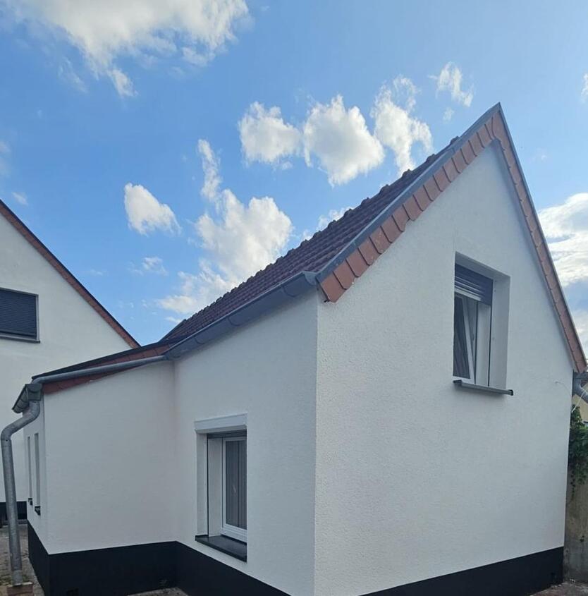 Kleines Wohnglück – Möbliertes Häuschen, Terrasse, Garageanteil