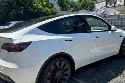 Tesla Model Y 4.826 km 47.000 &euro; Frankfurt 60386