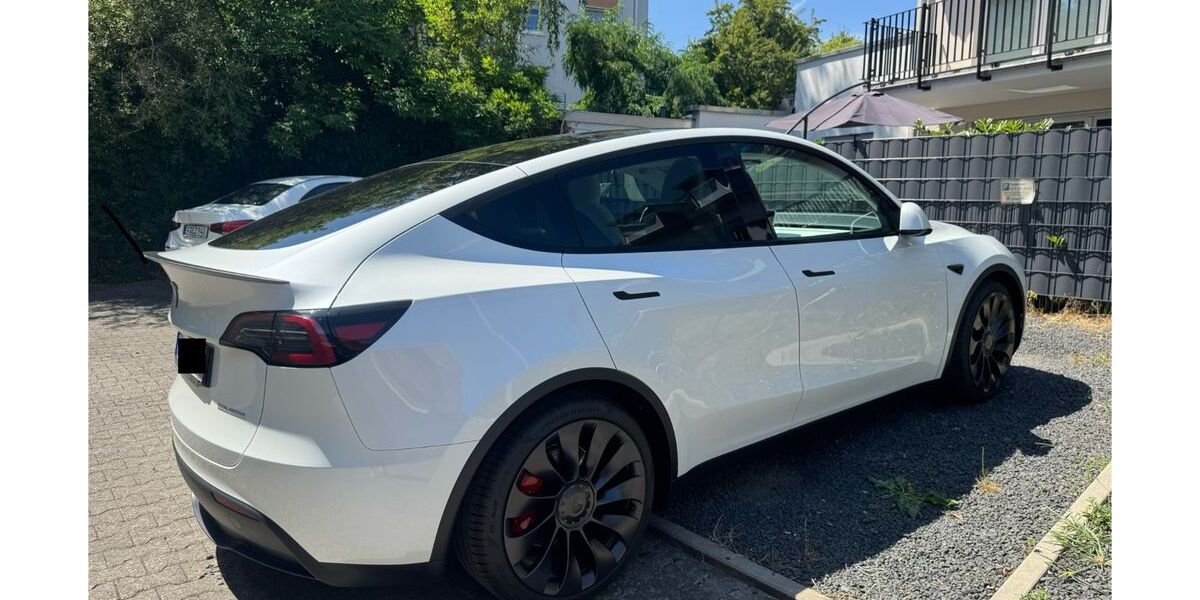 Tesla Model Y 4.826 km 47.000 &euro; Frankfurt 60386
