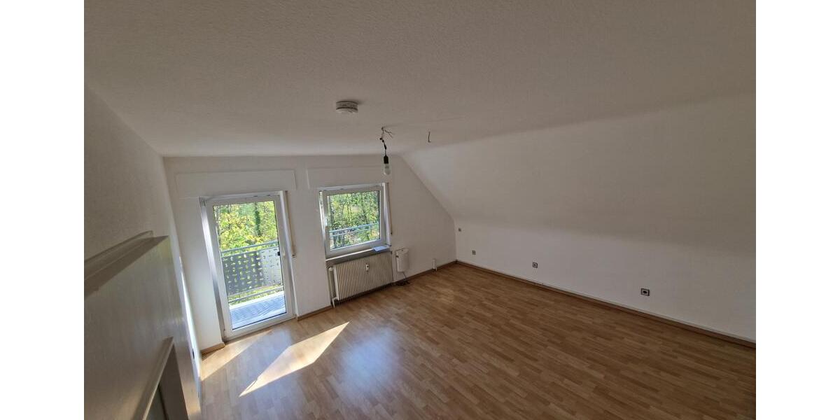 Schöne DG-Wohnung, 76m2 mit Balkon in 3 Familienhaus zu vermieten 3 zimmer