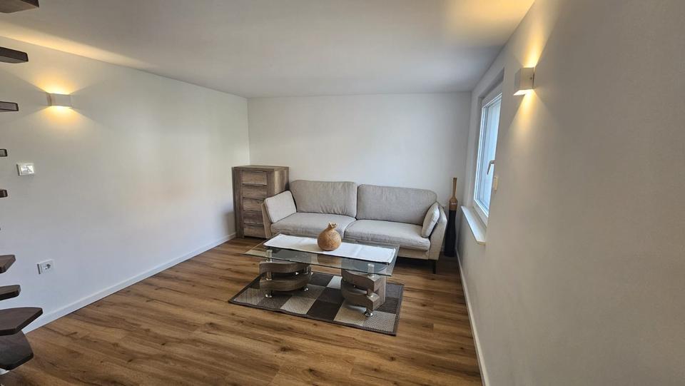 Kleines Wohnglück – Möbliertes Häuschen, Terrasse, Garageanteil