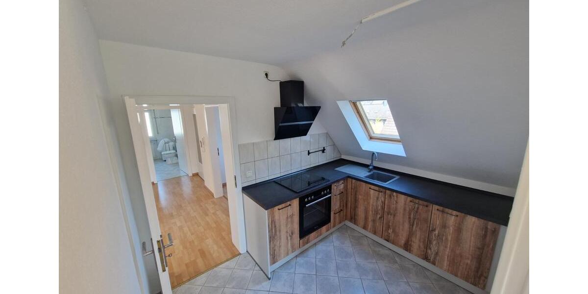 Schöne DG-Wohnung, 76m2 mit Balkon in 3 Familienhaus zu vermieten 3 zimmer