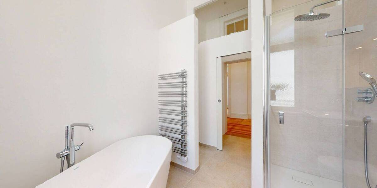 Erstbezug nach Sanierung - Charmante Altbauwohnung mit drei Zimmern, Wintergarten, Balkon und Aufzug 3 zimmer