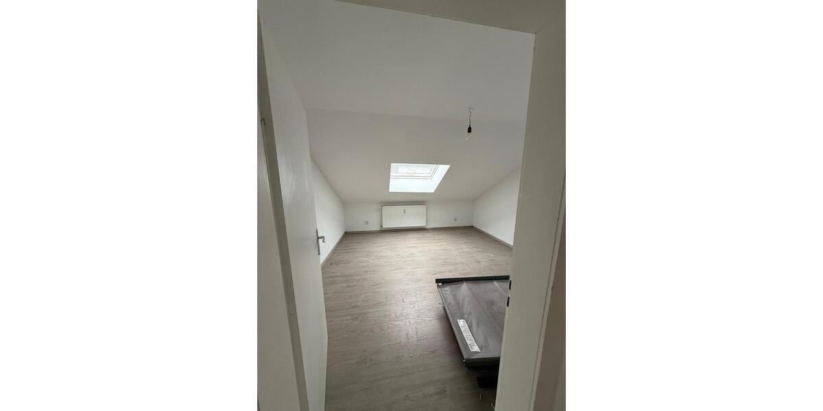Dachgeschoßwohnung Bürstadt - 3 Zimmer, 80 m&sup2;, 1.250&euro; | Angebot:26336197