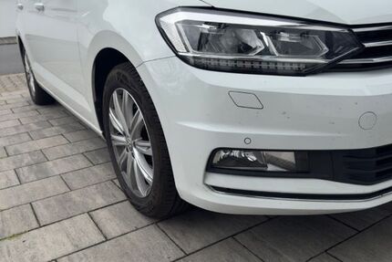 VW Touran 142.236 km 15.499 &euro; Babenhausen 64832