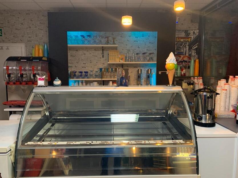 EIS CAFÉ & BEKEREI ECKE MIT SCHANK GASTSTÄTTE . Eissaison beginnt zimmer