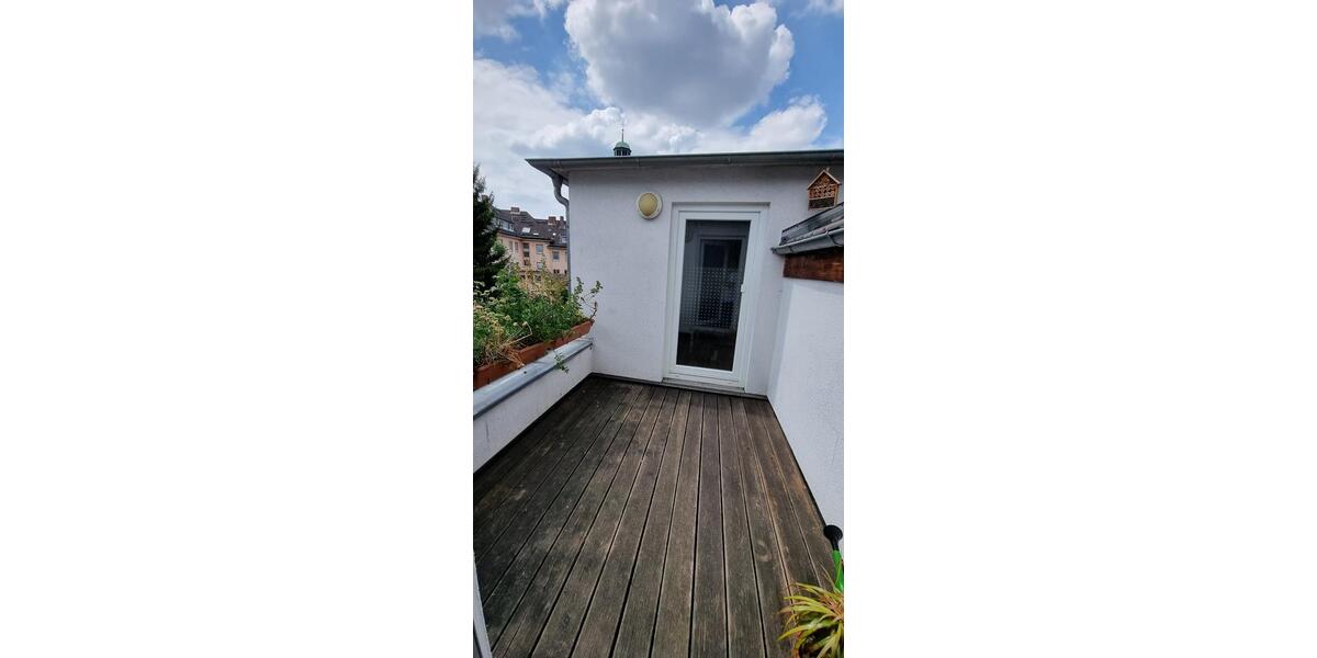 Geräumige und neuwertige 2-Zimmer-DG-Wohnung mit Balkon und Einba 2 zimmer