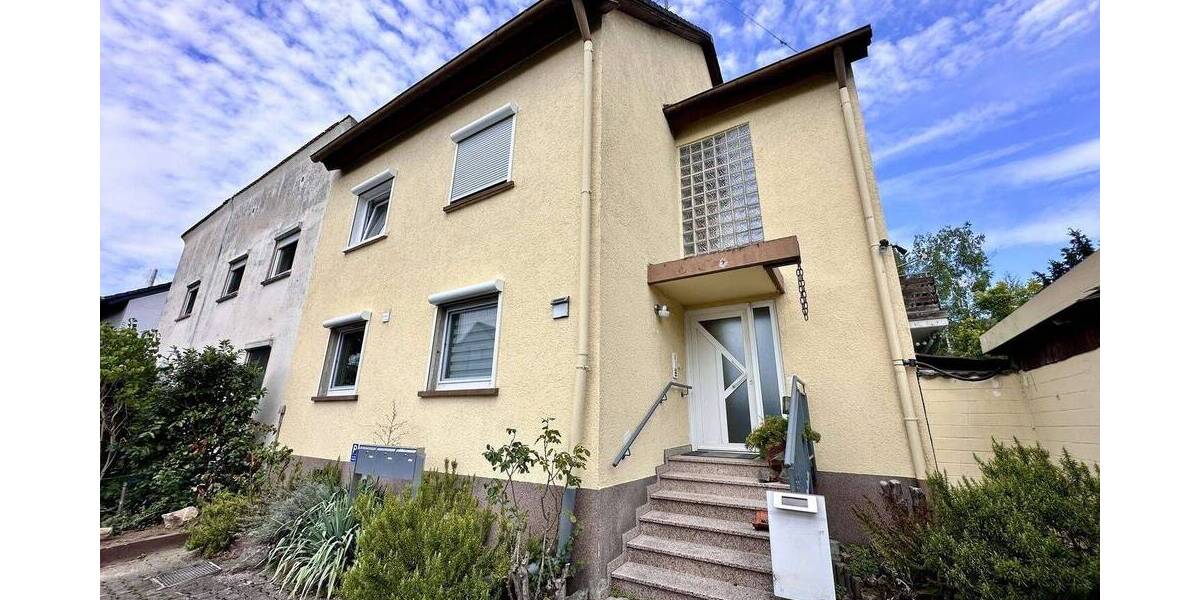 ?? Frankfurt-Goldstein: Gepflegtes 2-Familienhaus mit Garten, Garagen & Bonus zimmer