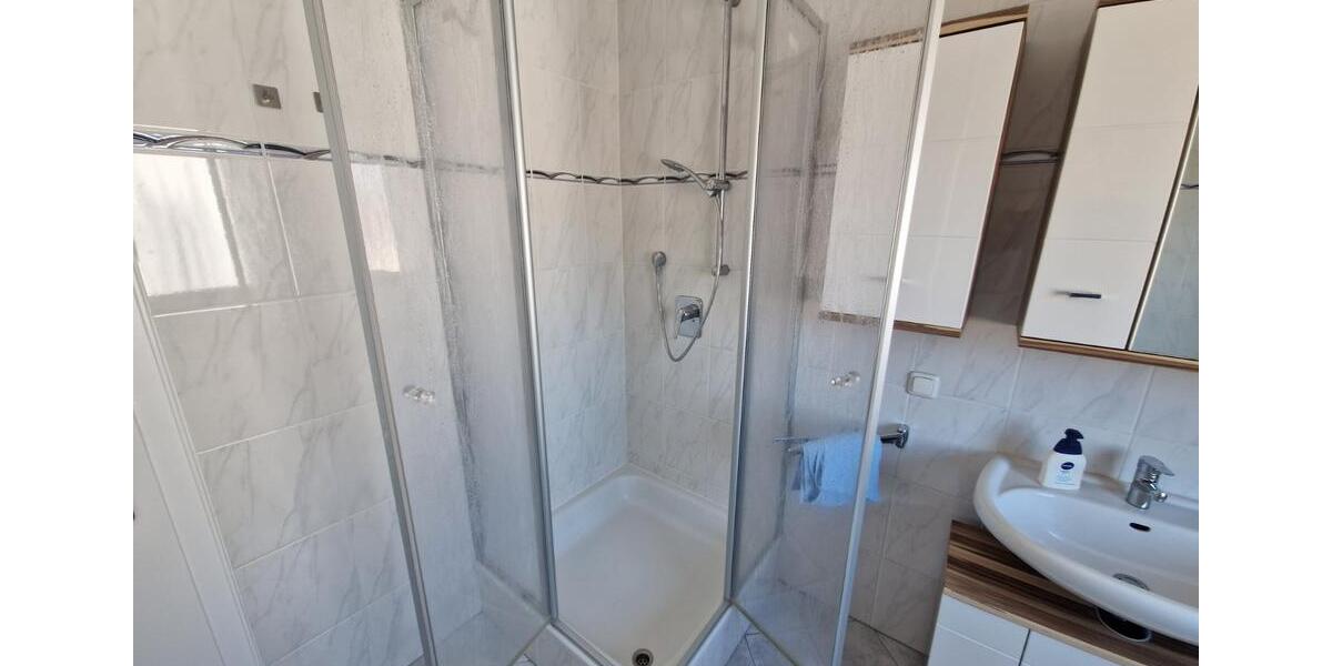 Schöne DG-Wohnung, 76m2 mit Balkon in 3 Familienhaus zu vermieten 3 zimmer